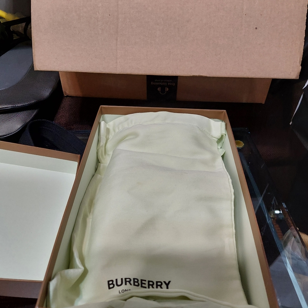 Burberry Slip-ons - Picture 4 of 5